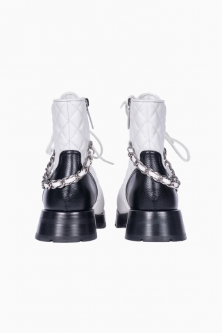 CHANEL DAMENSTIEFEL MIT KETTENSCHNÜRUNG